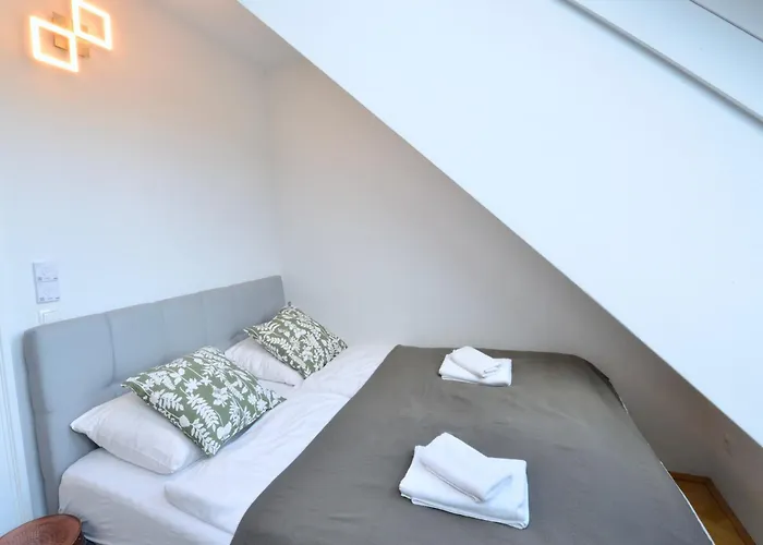 Appartement Modern Attic Flat With 2 Bedrooms *