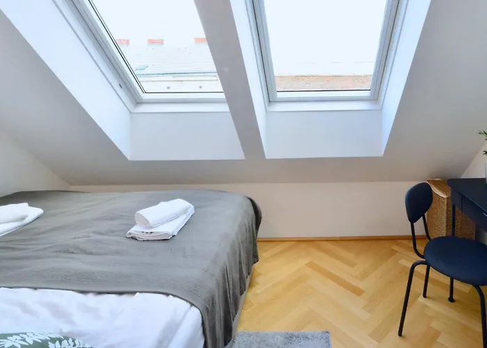 Appartement Modern Attic Flat With 2 Bedrooms *