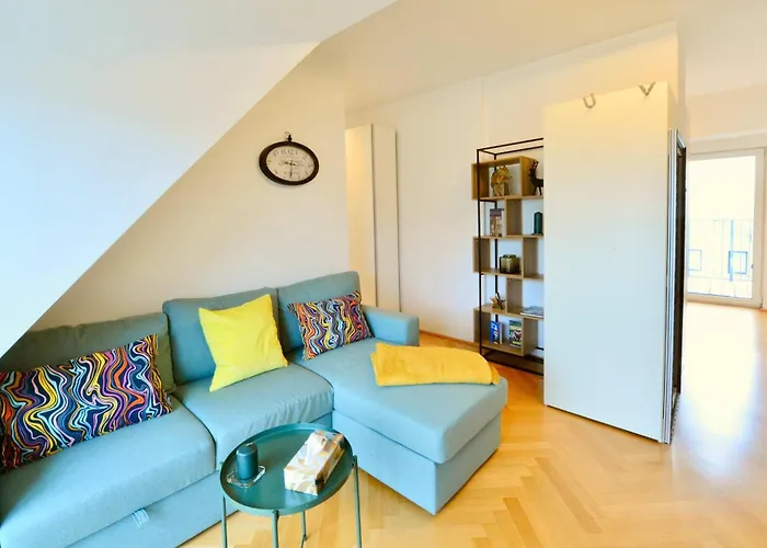 Modern Attic Flat With 2 Bedrooms *