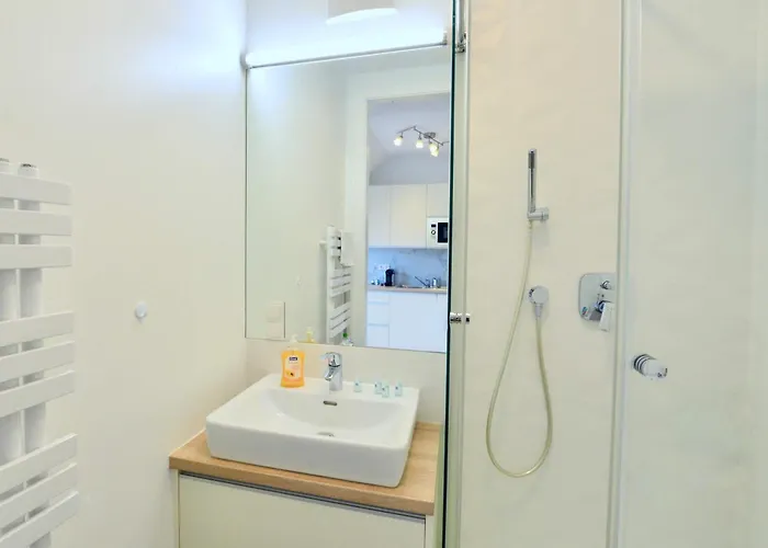 Appartement Modern Attic Flat With 2 Bedrooms *